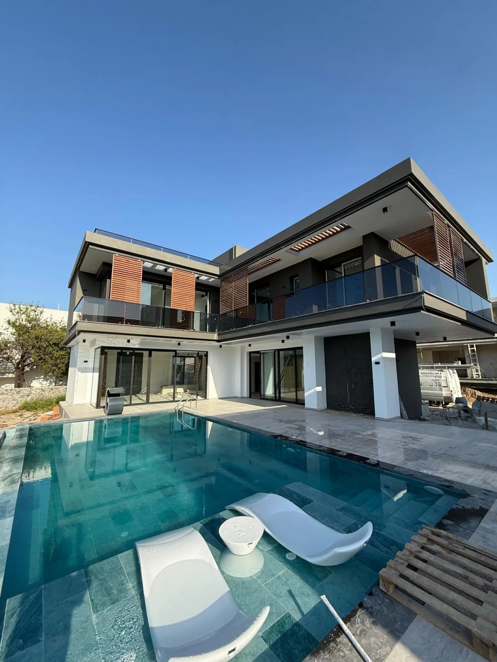 Girne’de Mimari Estetik: Lüks Villa Alüminyum Sistemleri